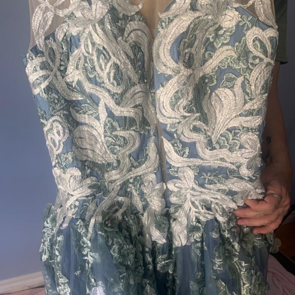 GORGEOUS Blue and Cream/White Gown With Flowers. - Picture 3 of 5